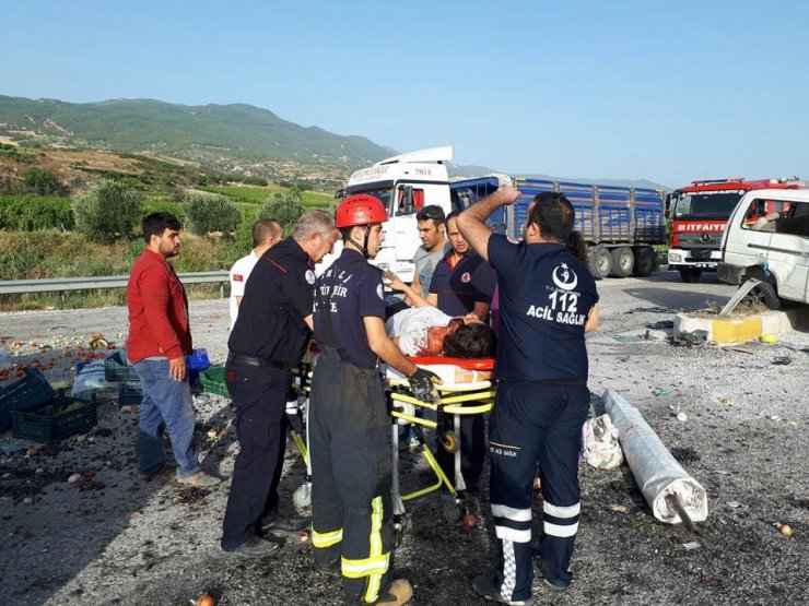 Minibüsler çarpıştı, meyveler yola saçıldı: 3 yaralı