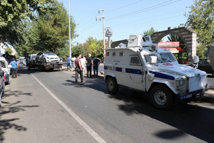 Polis zırhlı aracı sivil araçla çarpıştı