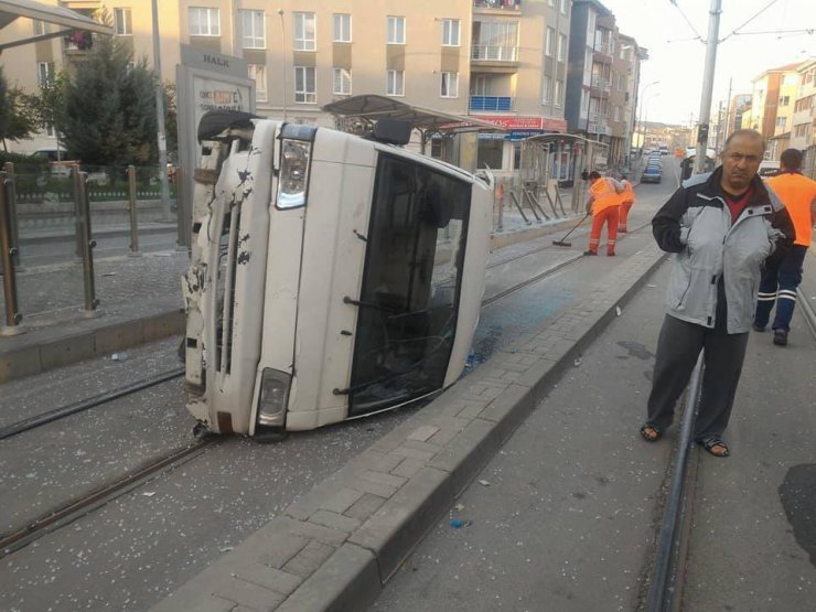 Kontrolden çıkan araç tramvay durağına daldı