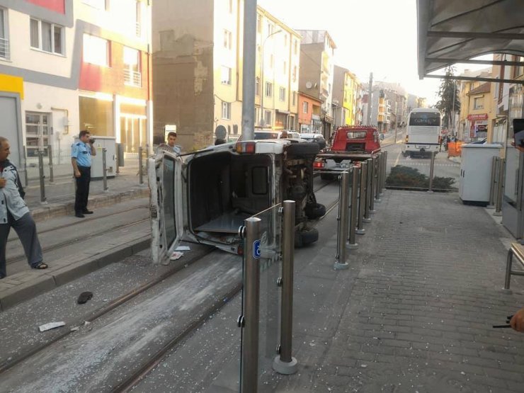 Kontrolden çıkan araç tramvay durağına daldı