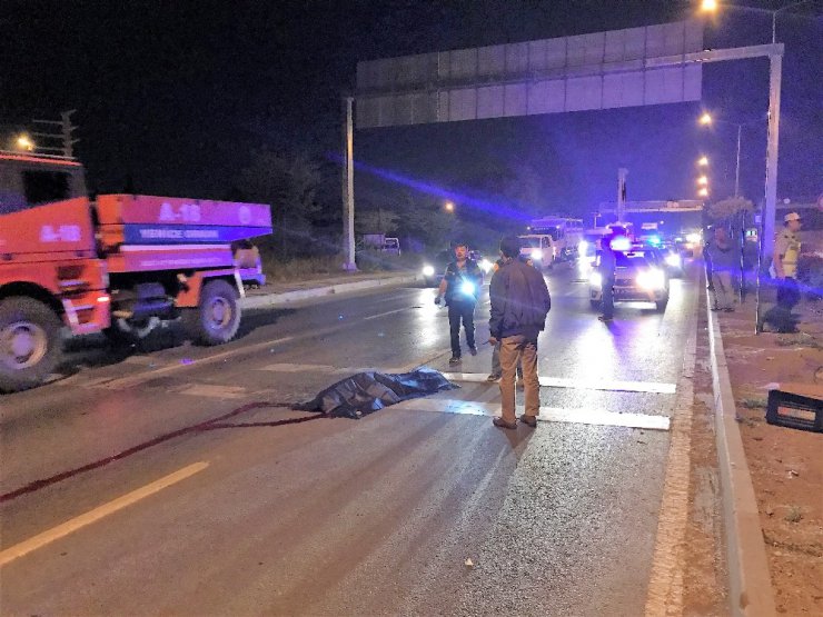 Yolun karşısına geçmeye çalışırken canından oldu