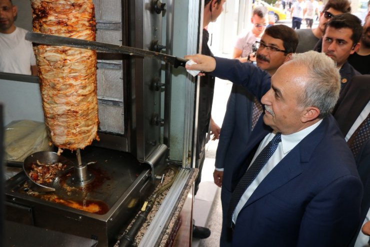 Bakan Fakıbaba, Manisa’da ayak basmadık yer bırakmadı