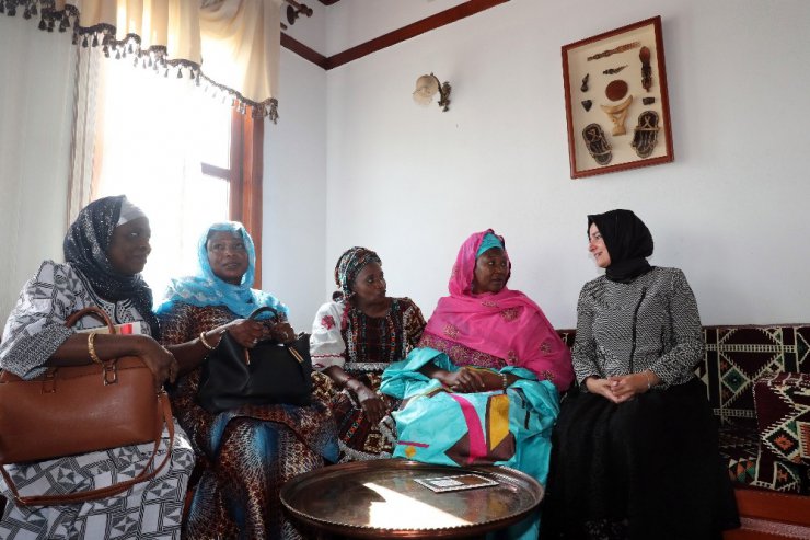 Gambiya Cumhurbaşkanı Yardımcısı ve Kadın İşleri Bakanı Tambajang, Afrika evinde