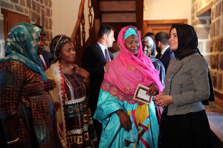 Gambiya Cumhurbaşkanı Yardımcısı ve Kadın İşleri Bakanı Tambajang, Afrika evinde