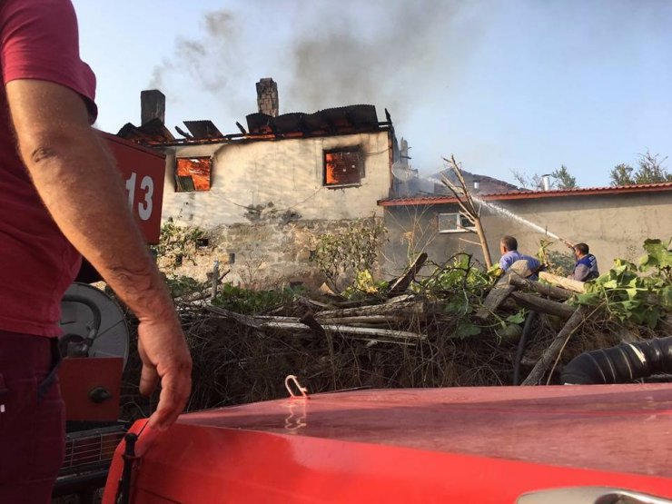Eflani’de 2 katlı ev yandı