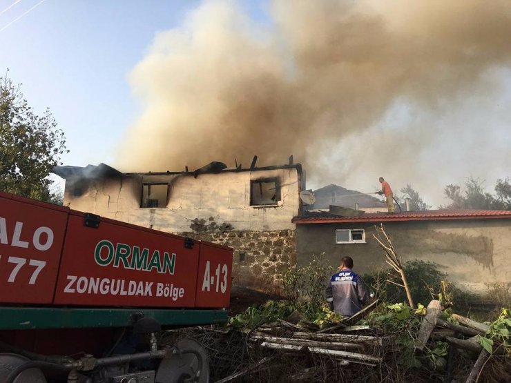 Eflani’de 2 katlı ev yandı