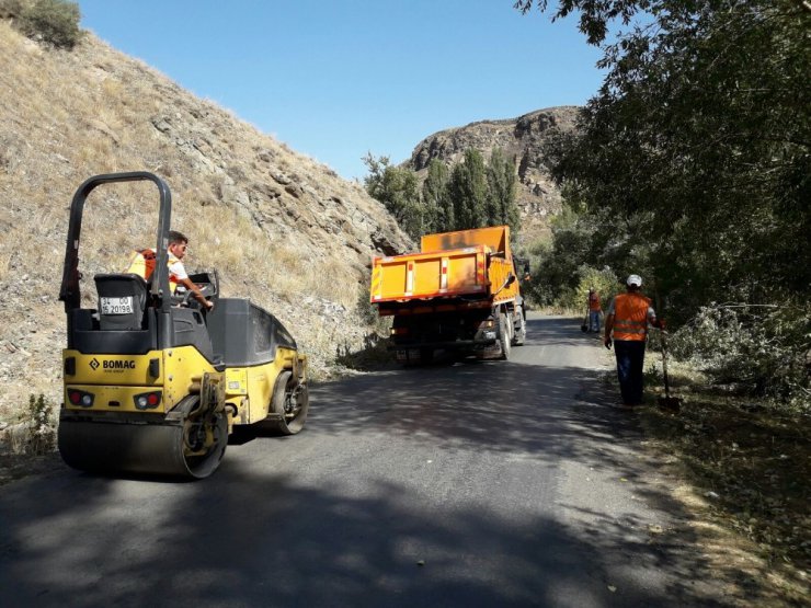 Karayolları Kars-Susuz eski yolunun onarımını yapıyor