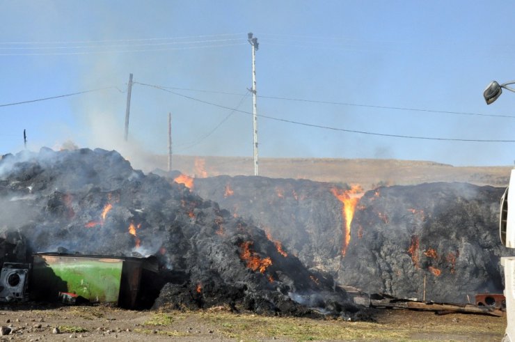 Taziye evinde yangın: Çadır küle döndü, 100 ton ot yandı