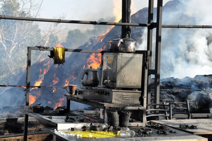 Taziye evinde yangın: Çadır küle döndü, 100 ton ot yandı