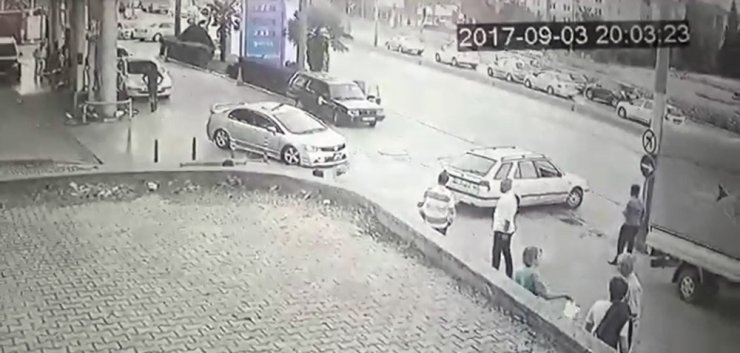 Otomobiline sürten sürücüyü tekme tokat dövdüler