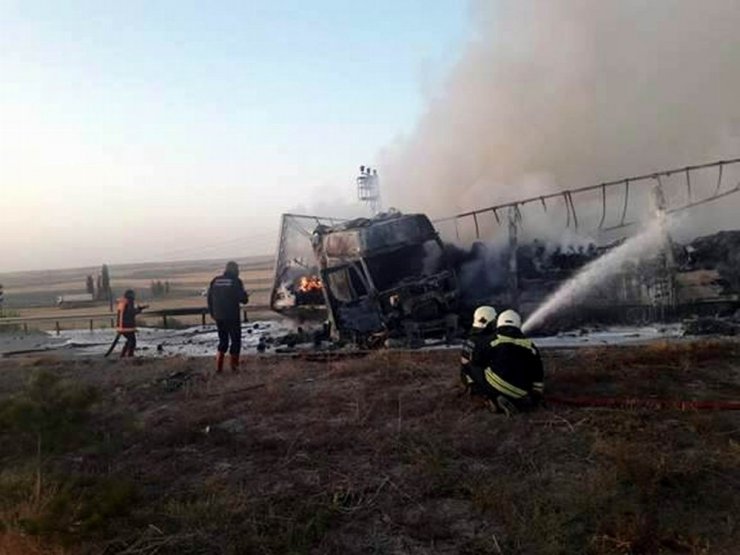 Tekstil malzemesi taşıyan tır alev alev yandı