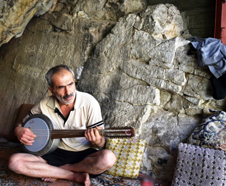 40 yıldır mağarada yaşıyor