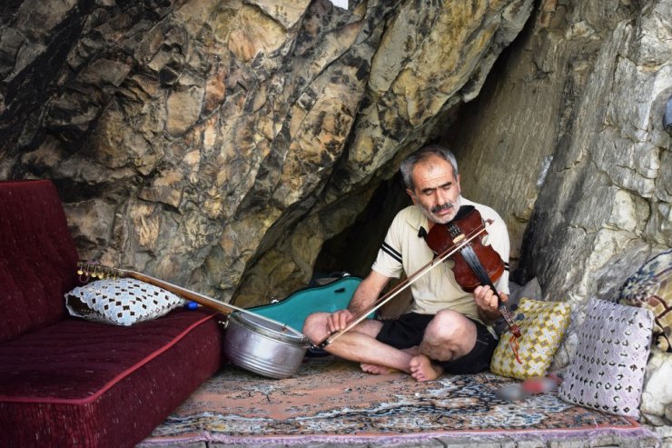 40 yıldır mağarada yaşıyor