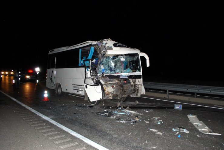 Manisa’da minibüs tıra arkadan çarptı; 16 yaralı