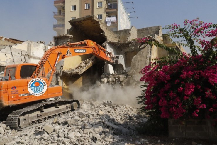 Akdeniz’de metruk binalar yıkılıyor