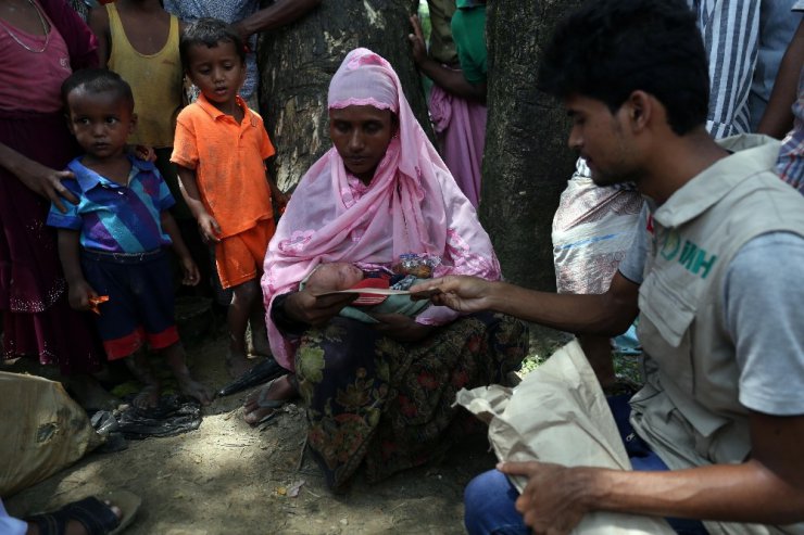 Myanmar katliamından kaçarken doğum yaptı