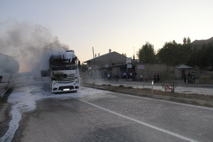 Seyir halindeki tır alev alev yandı