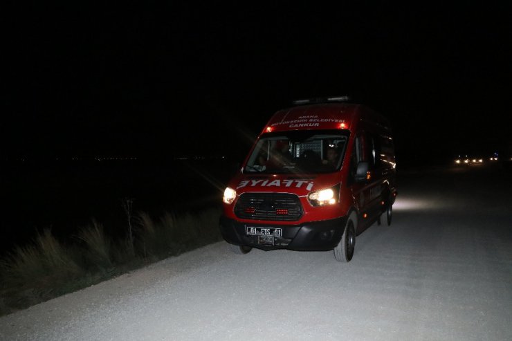 Adana’da acemi şoför otomobiliyle sulama kanalı düştü: 1 ölü 2 yaralı