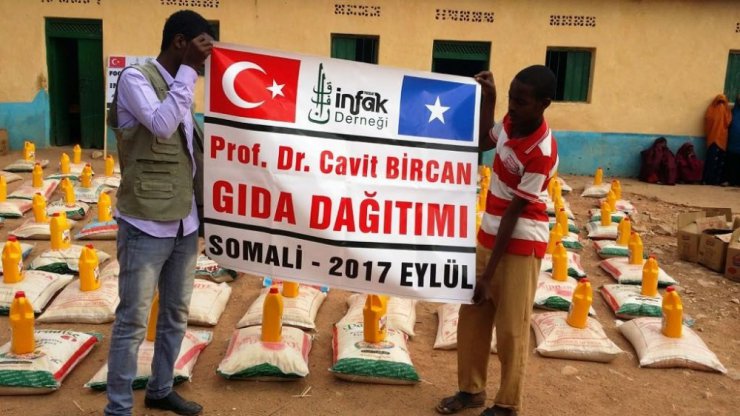 Rektör Bircan, açtırdığı su kuyularının ardından Afrika’da 100 aileye gıda yardımı yaptı