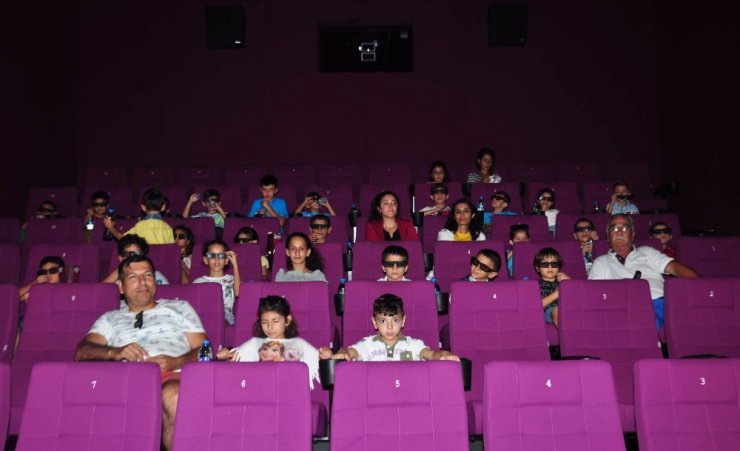 Manavgat’ta yoksul öğrencilerin sinema keyfi