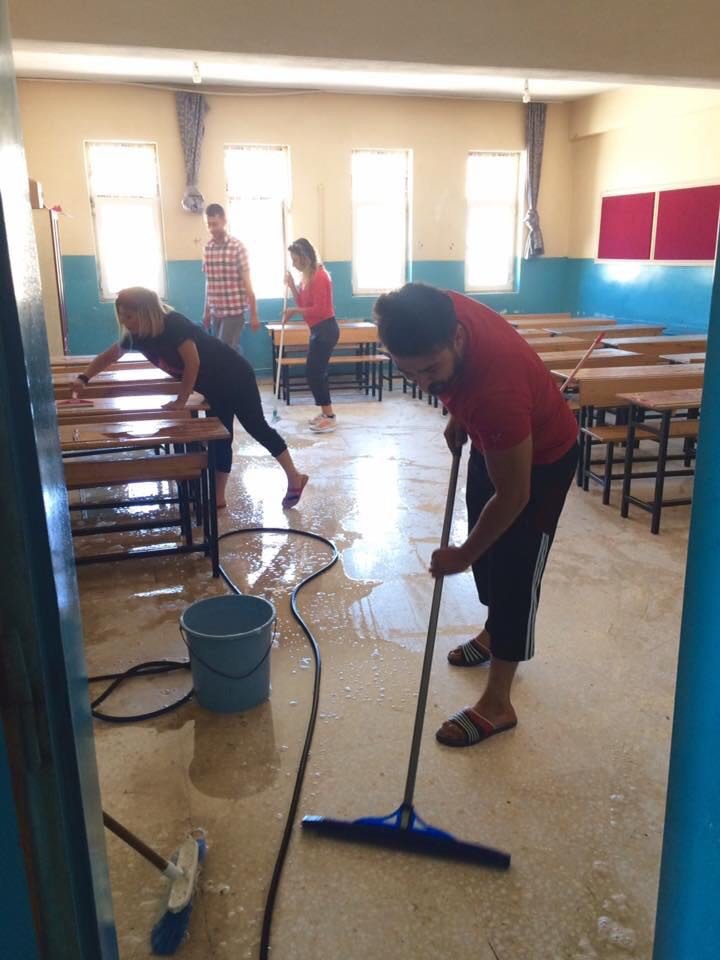 Öğretmenler sınıfları yıkadı