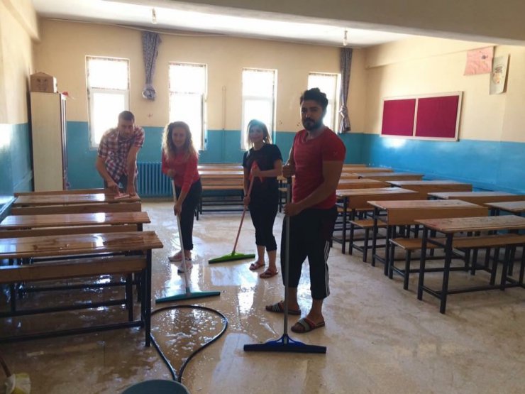 Öğretmenler sınıfları yıkadı