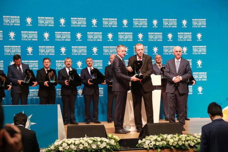 Elazığ Belediyesi’nin ödülünü Cumhurbaşkanı Erdoğan verdi