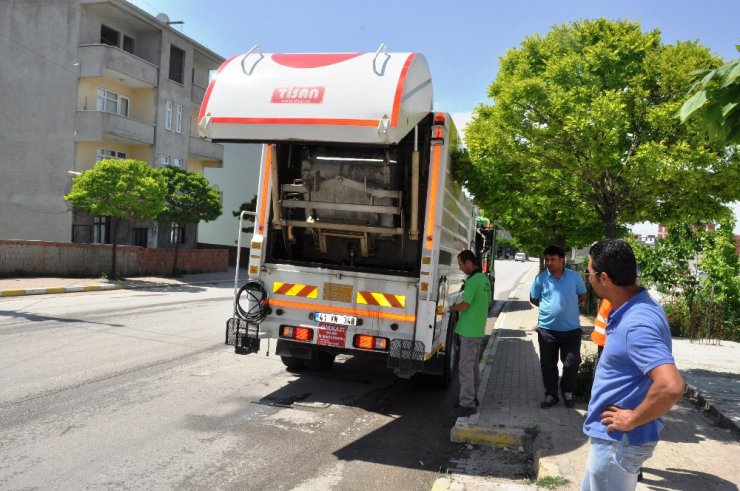 Temizlik ekipleri sokakları vatandaşlar ile temizliyor