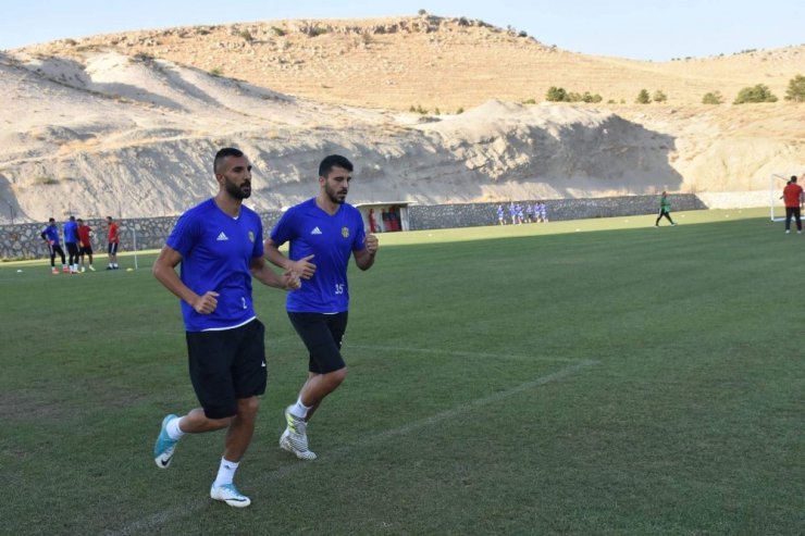 Ertuğrul Sağlam: “Gözümü kırpmadan inandığımız oyuncuyu sahaya koyarız”