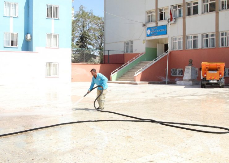 Haliliye’de okul bahçeleri temizleniyor