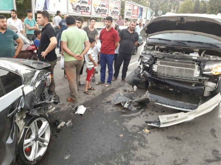 Alkollü sürücü park halindeki araçlara çarptı: 2 yaralı