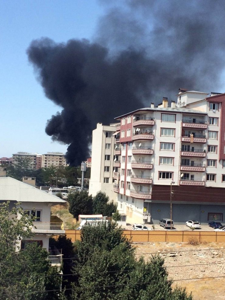 Karayolları Bölge Müdürlüğü bahçesinde korkutan yangın