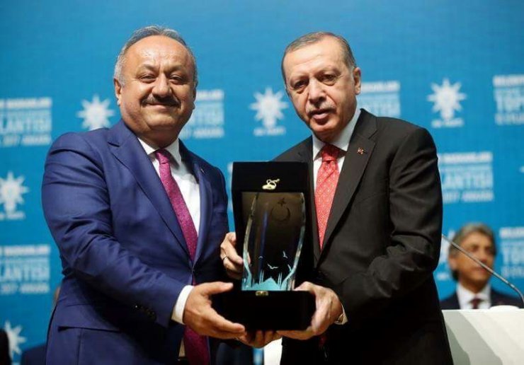 Tahsin Babaş, Cumhurbaşkanı Erdoğan’dan ödülünü aldı