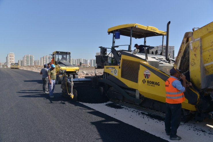 Büyükşehir Belediyesi, yolları asfaltlamaya devam ediyor