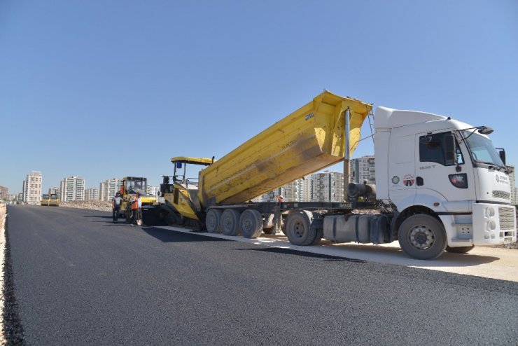 Büyükşehir Belediyesi, yolları asfaltlamaya devam ediyor