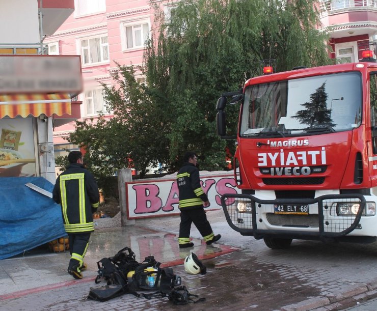 Konya’da 5 katlı binanın çatısında yangın