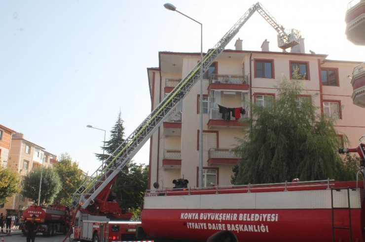 Konya’da 5 katlı binanın çatısında yangın