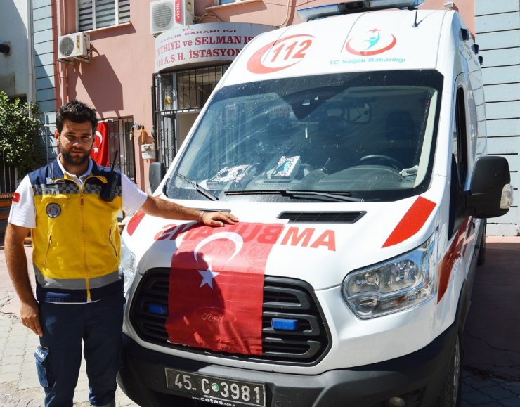 Ayakkabılıkta bulduğu Türk bayrağını ambulansa astı