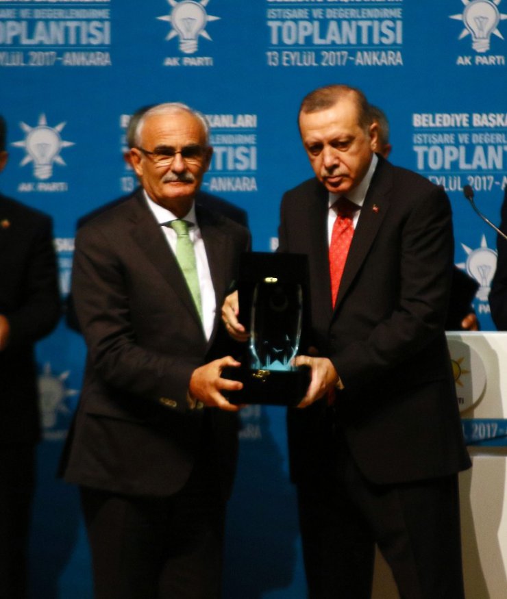 Başkan Yılmaz, ödülünü Cumhurbaşkanı Erdoğan’dan aldı