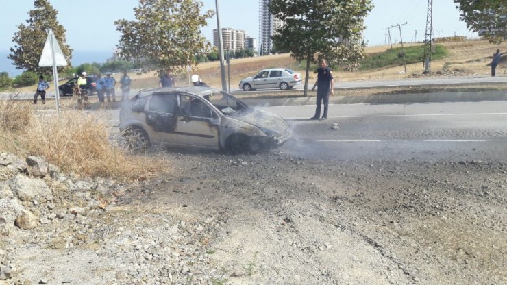 Seyir halindeki otomobil alev alev yandı