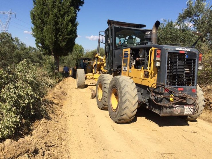 Burhaniye’de kırsal mahallelerde yol sevinci