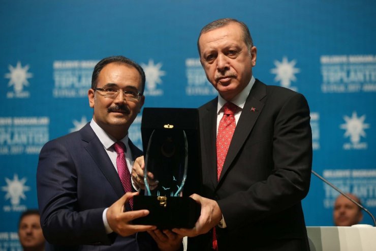 Başkan Cahan, proje ödülünü Cumhurbaşkanı Erdoğan’dan teslim aldı