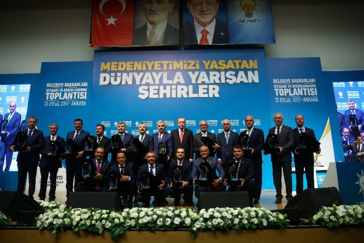 Başkan Cahan, proje ödülünü Cumhurbaşkanı Erdoğan’dan teslim aldı
