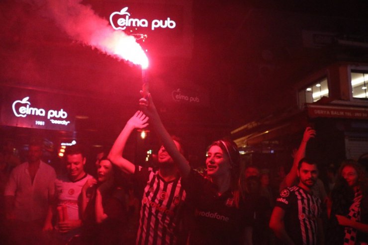 Beşiktaş taraftarı galibiyeti Çarşı’da kutladı