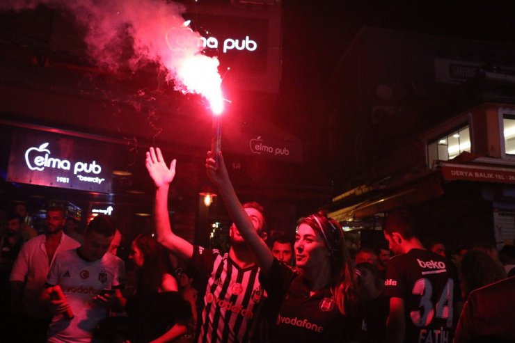 Beşiktaş taraftarı galibiyeti Çarşı’da kutladı