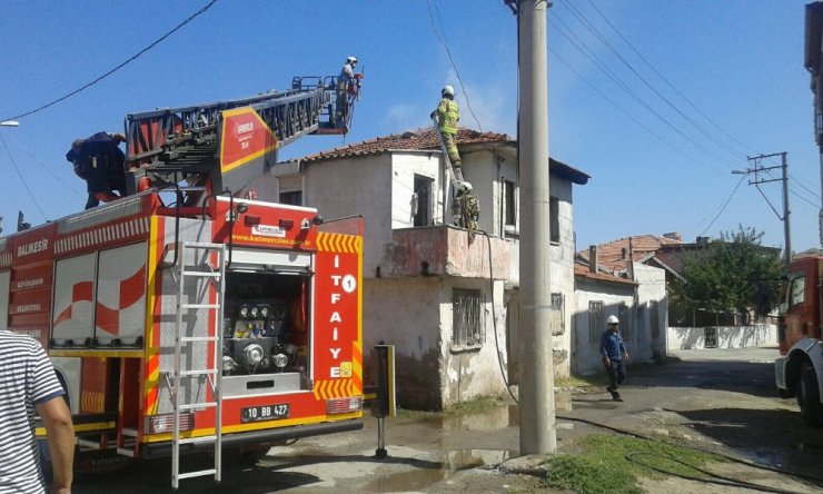 Suriyeliler ekmek pişirirken, evi yakıyordu