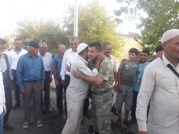 Hacıları karakol komutanı karşıladı