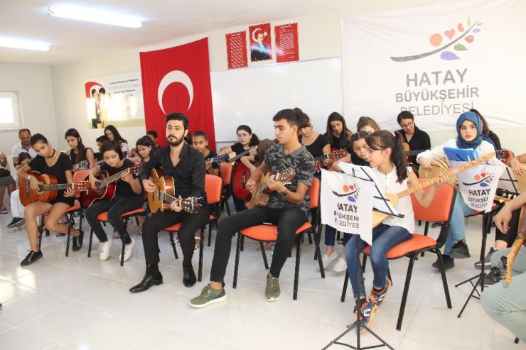 HATMEK gitar ve bağlama kursiyerlerinden mezuniyet konseri