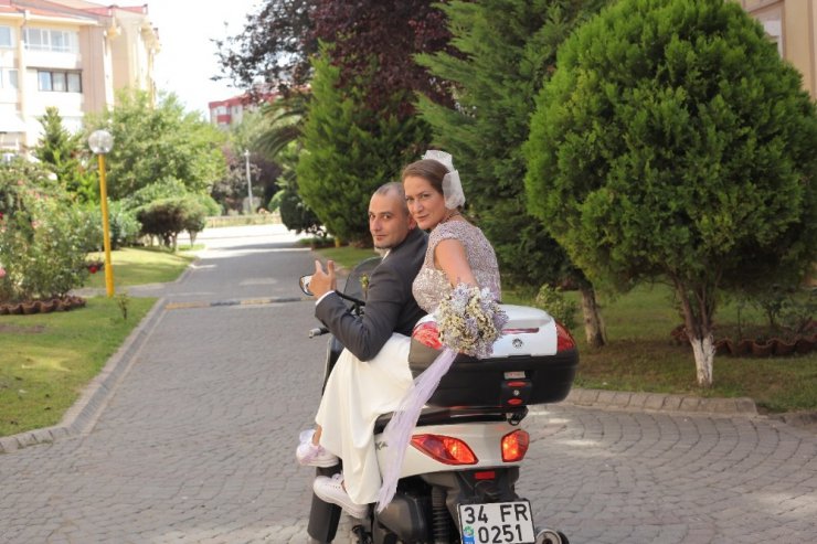 Kapalı otoparktaki motosikleti çalabilmek için şekilden şekle girdiler