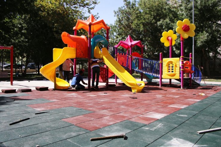 Karaman’da çocukların oyun alanları daha güvenli hale getiriliyor